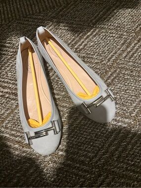 Women’s Tods Light Gray Ballet Flats with Silver Accent